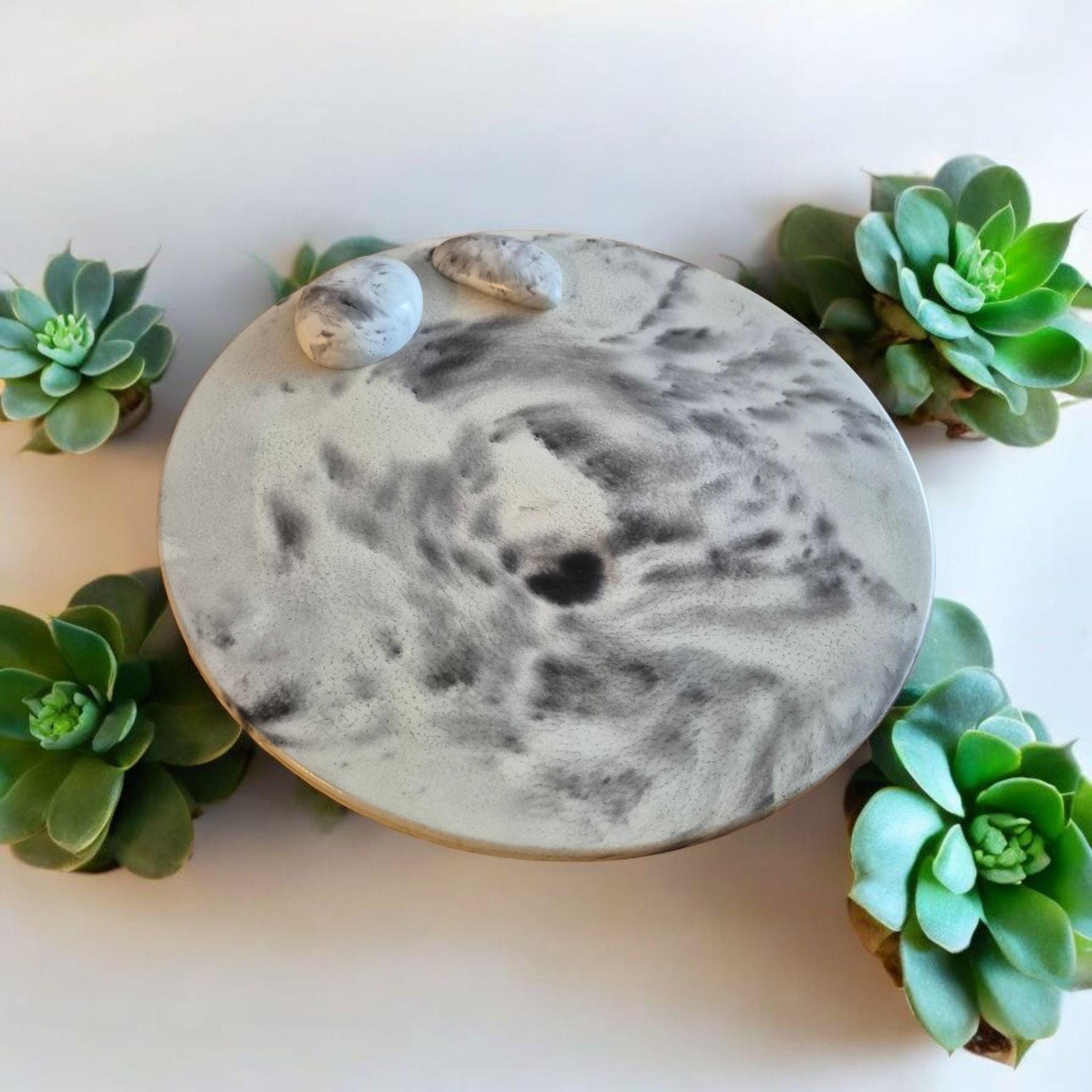 Декоративная тарелка ручной работы из смеси мраморной крошки, бетона и полимеров, покрытие Tenax Food-Safe, 36 см. WET EFFECT!!!