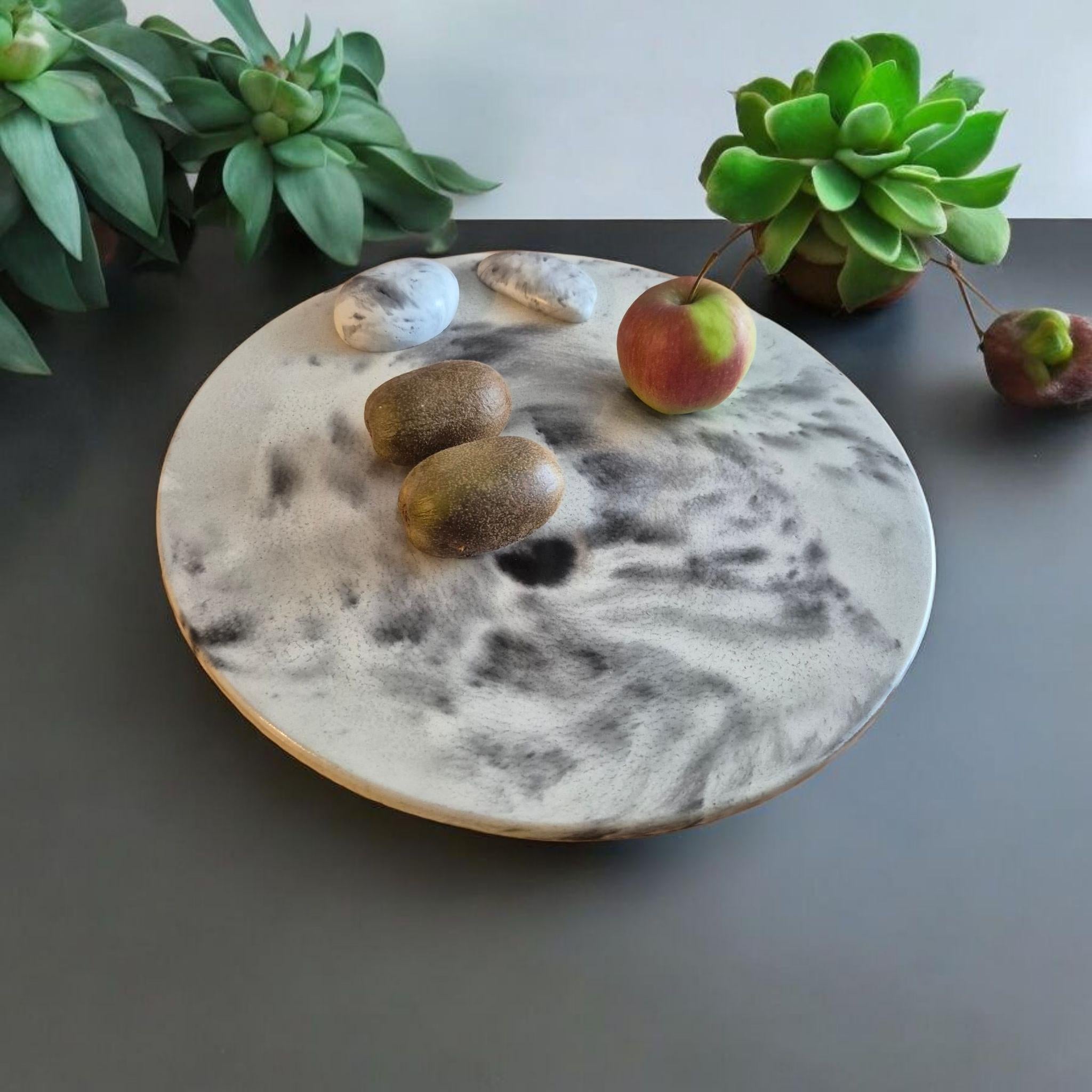 Декоративная тарелка ручной работы из смеси мраморной крошки, бетона и полимеров, покрытие Tenax Food-Safe, 36 см. WET EFFECT!!!