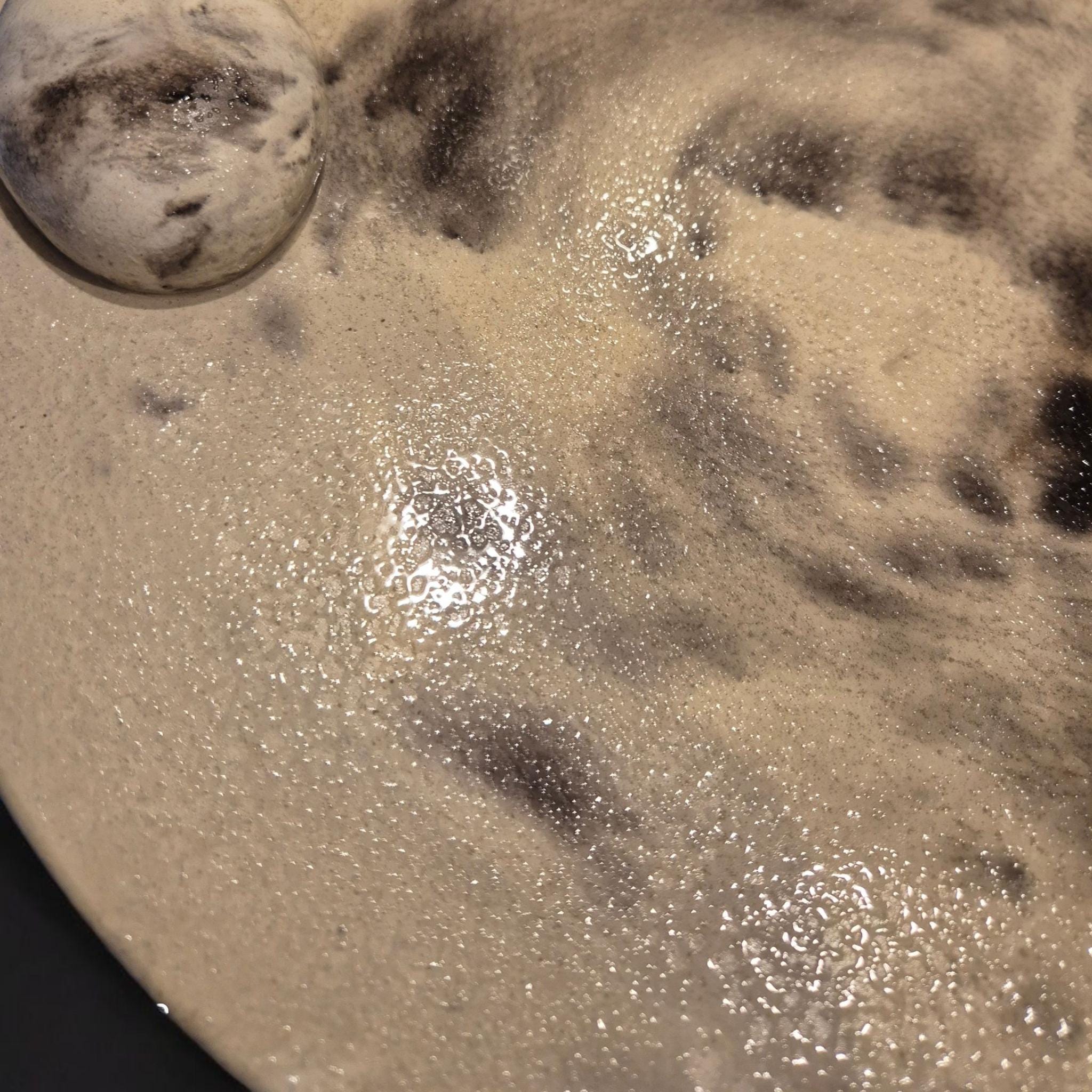 Декоративная тарелка ручной работы из смеси мраморной крошки, бетона и полимеров, покрытие Tenax Food-Safe, 36 см. WET EFFECT!!!